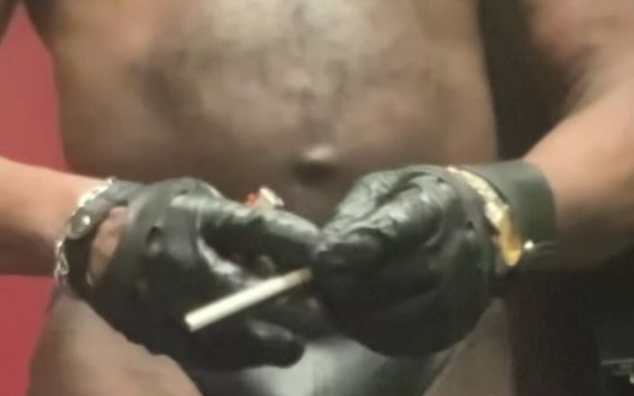 Black smoking muscle stepdad: Sexy da và khít phù hợp attired cảnh hút thuốc