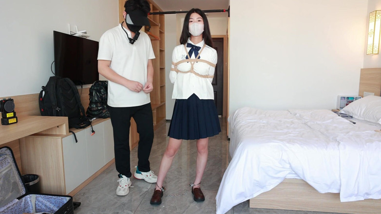 Asian bondage: Prietena mea, desculță, atârna de o bară transversală, jucându-se cu...