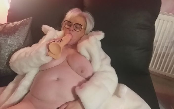 PureVicky66: Une mamie allemande joue avec les plus sexy et les...