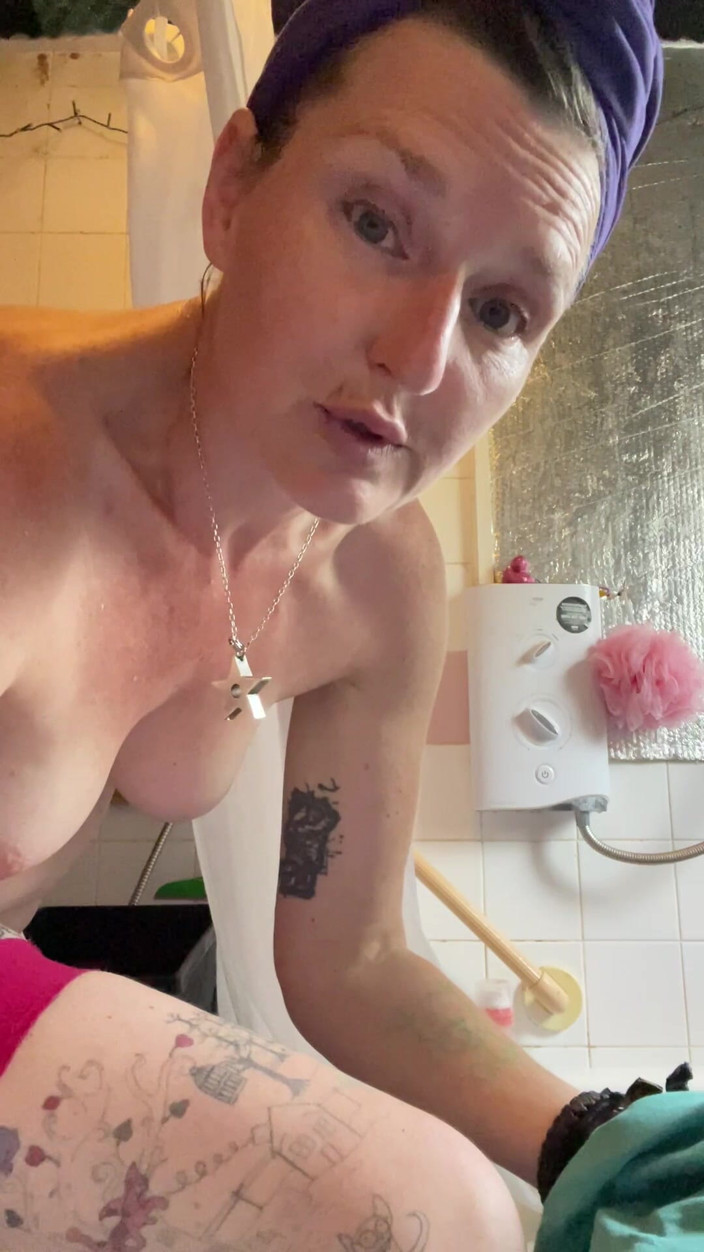 MistressWriggler: Hot MILF with Perfect Tits Showers and Chats Away to...