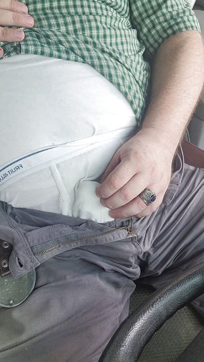 Big Daddy Bear: Дрочка в пикапе на обеденном перерыве