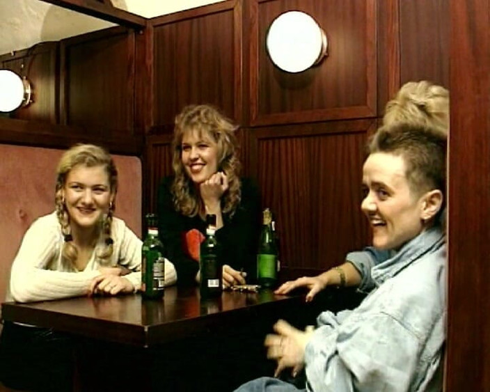 Filles Francaises: Otäck fransk dvärghora som delar kuk med het brunett