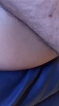 Torna a casa dal lavoro e vuole un pompino dalle donne di casa