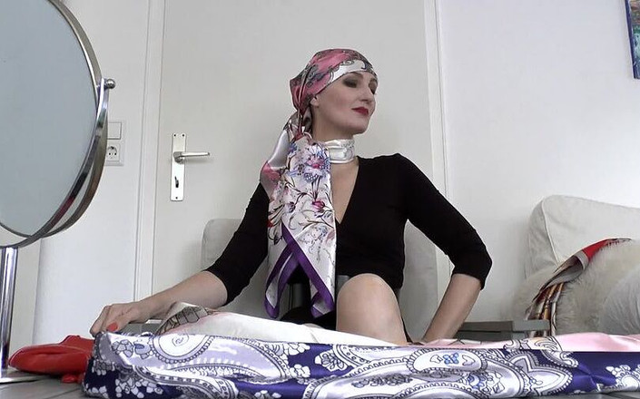 Lady Victoria Valente: Elegante satin neckerchiefs fitting e stile bandana