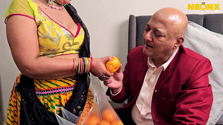 NeonxOTT: Індійська баху з великими цицьками трахається зі своїм старим сасуром