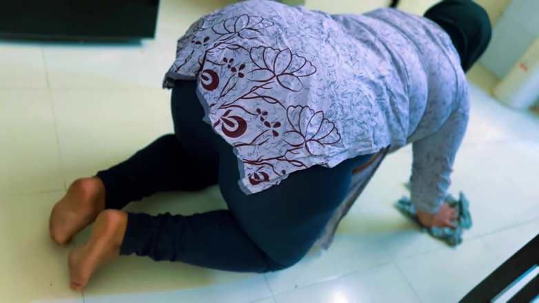 Aria Mia: Egyptská sexy bbw služka uvízlá pod postelí a já masturbuji...