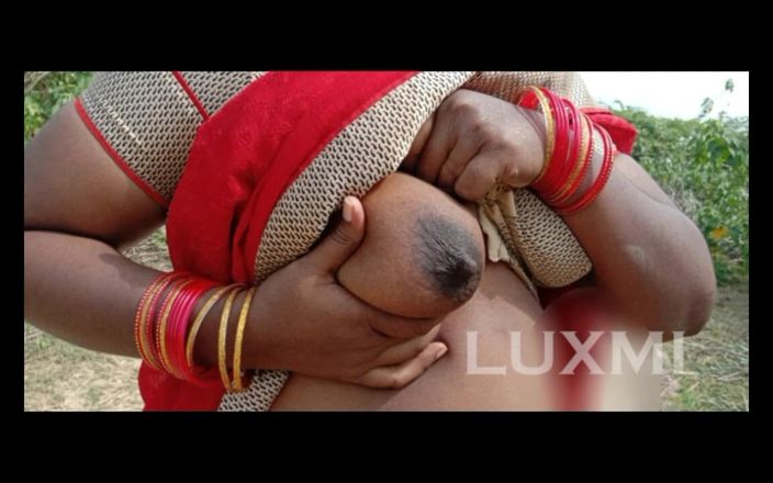 Luxmi Wife: Red Saree Outdoor Dare - borsten tonen buitenshuis