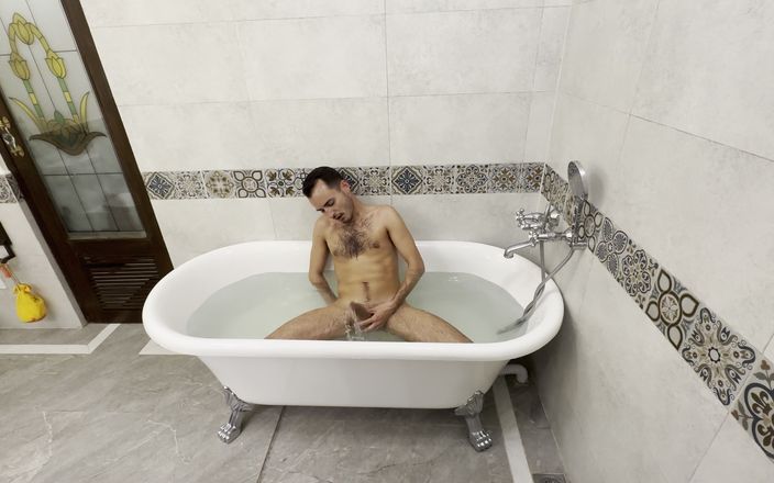 Brett Tyler: Wanking and Pissing in the Bath