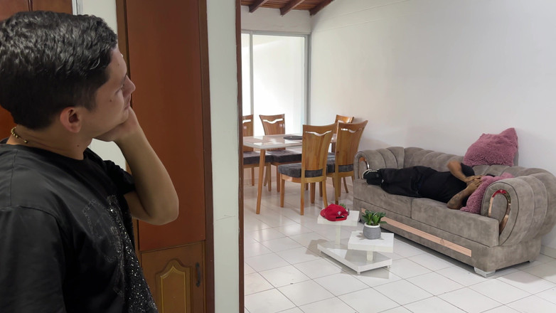 Duoafroditas: Apa yang kau lakukan? Aku terkejut melihat sahabatku meniduri ibu...