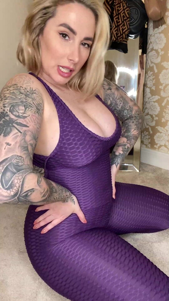 Paige Turnah: Aku pengen menggodamu dengan pantat bahenolku dan ngentot wajahmu apakah...