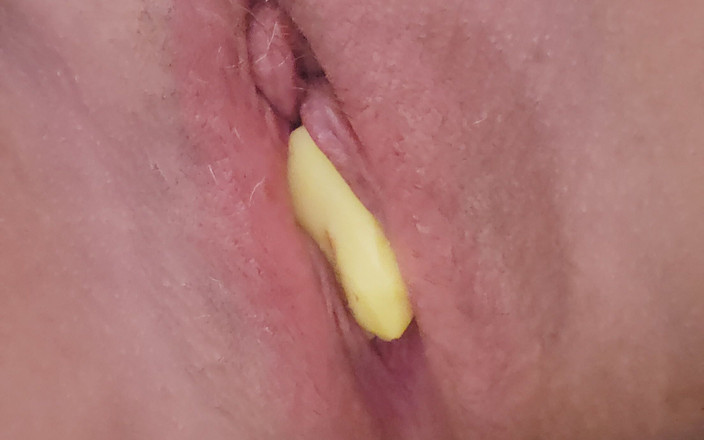 Dainty Deviant: 熟女用热辣的姜根插入自慰