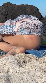 จับได้สาวกำลังใช้นิ้วแหวะหีตัวเองบนชายหาด