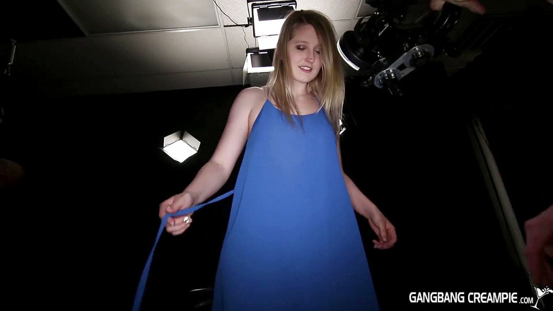 Aziani: Blonde college-süße summer carter wird besahnt