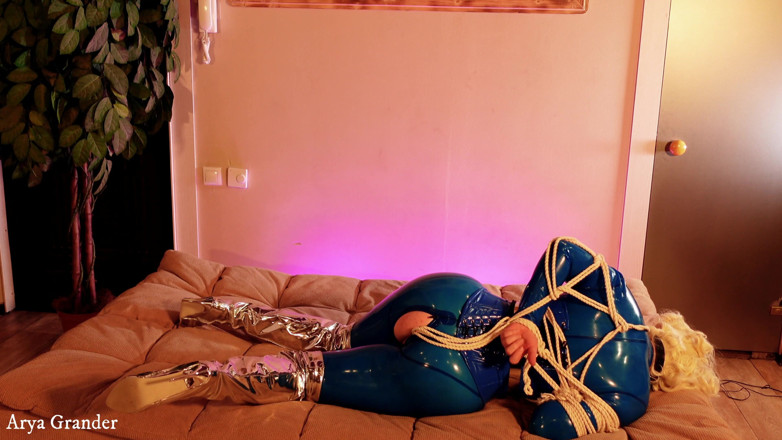 Arya Grander: Fuga di bondage in lattice, sexy MILF sottomessa in gomma...