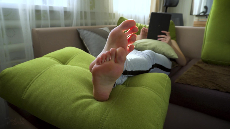 Teasecombo 4K: Une fille sexy taquine ses pieds sexy, réel amateur, vidéo...