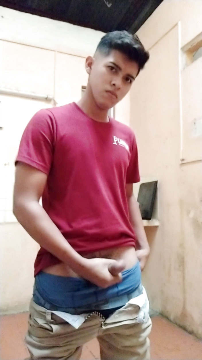 Chicos Virales: Horny teen boy on he worked