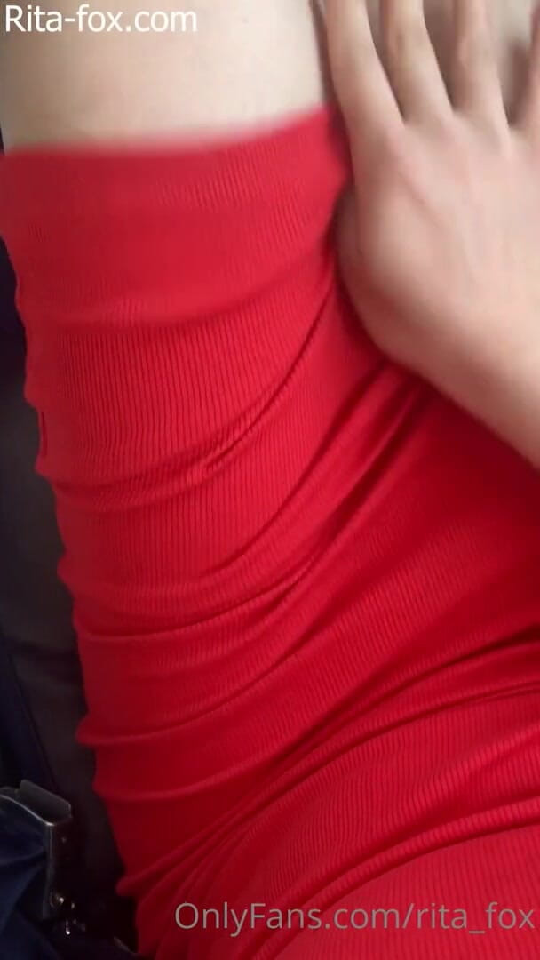SugarNadya: Je joue avec ma chatte pendant que le passager à côté...