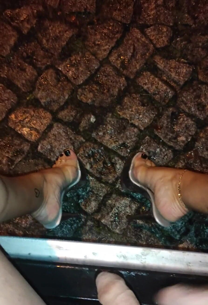 Joana Love: Masturbându-se în ploaie