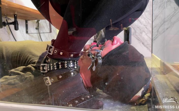 Mistress Legs: Paní čůrá do úst otroka v různých šatech a pózách