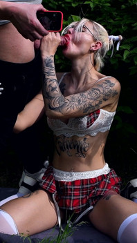 Eine Studentin Gab Einem Fremden in Einem College-park Einen Blowjob Und Erhielt Sperma in Den Mund