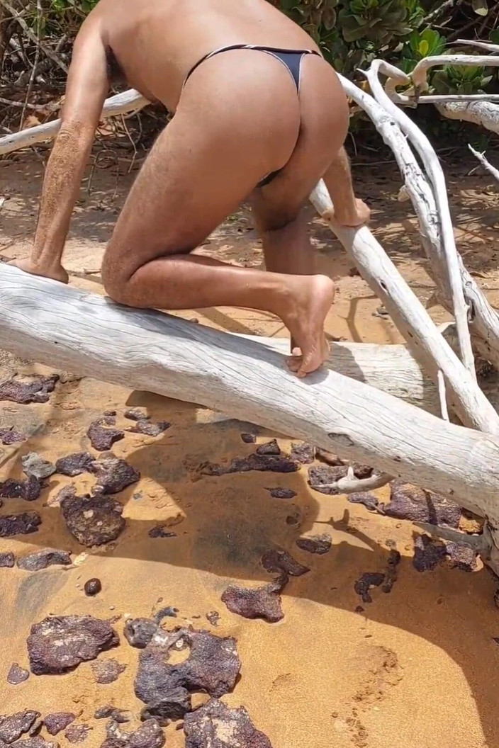 Ladysilvas: Ladysilva mặc quần lót trên bãi biển với rất nhiều...