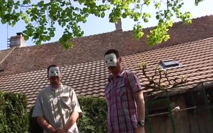 Planete Francaise: Versaute französische blondine wird doppelpenetriert und im gangbang im freien...