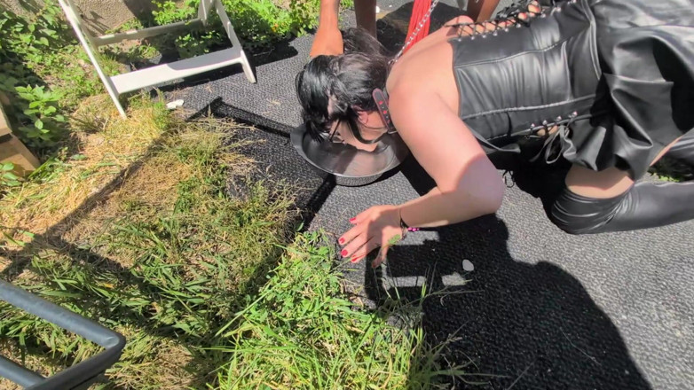BDSM and co: Domination Session for This Mature Woman in the Garden.