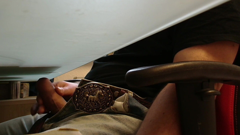 Alex Butt: Szef przyłapał współpracownika na walenie przed kamerą!