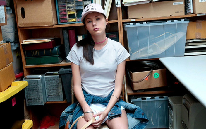 Shop Lyfter: Naughty teen rammed by the store security guard