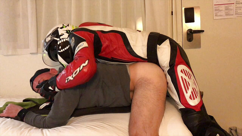 HUMLIATION AND SPANKING PORN: Umiliazione in hotel con un motociclista con abiti fetish