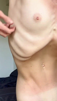 Ossa e corpo magro adorano le costole bionde fetish