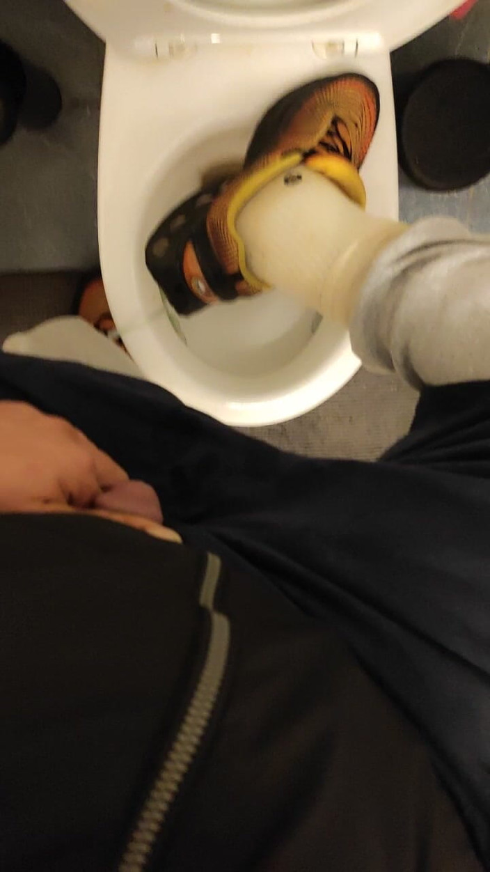 SmokedAlloy2: Dirtyjunkbro em banheiro cheio de mijo, meias fedorentas e sapatos...
