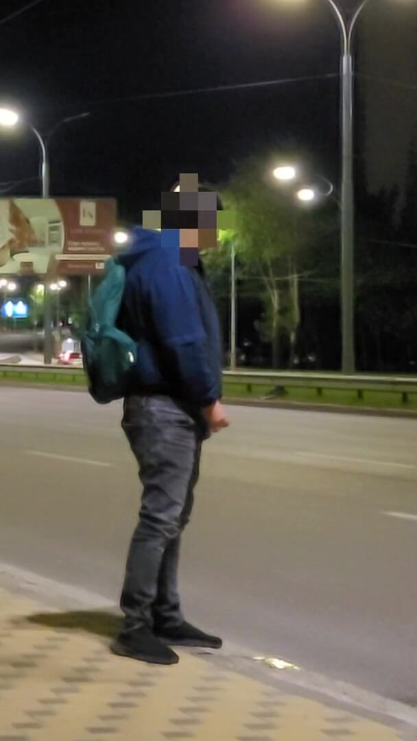 Wanker forever: Cowok ini nganggur dan ngocok kontol di jalan yang dikendarai...