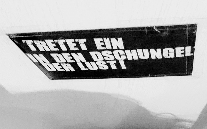 Moe_798: Närbild anal onani med stor dildo