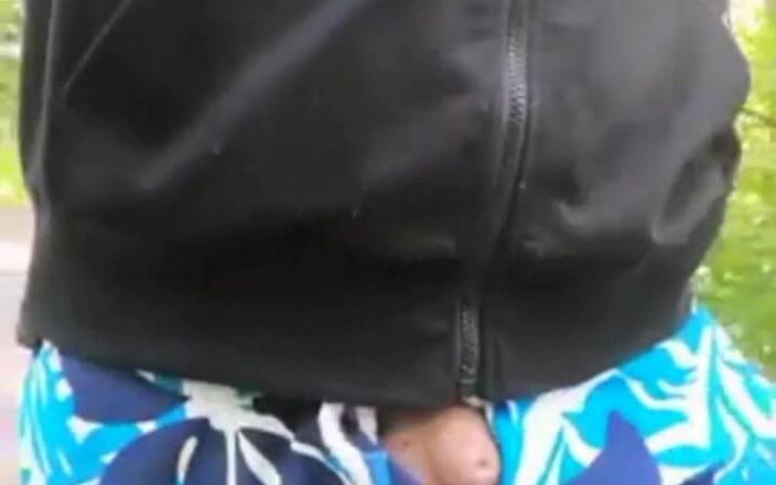 Adashah: Sissy Ekshibicjonista ryzykowny spacer po lesie