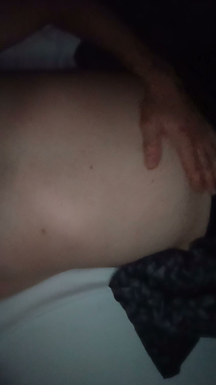 Hottieboy77: Chlapec s bolestí břicha si hladí břicho