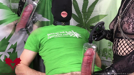 Close Up Extreme: Goth Handjob MILF dalam sarung tangan lateks hitam dengan pam...