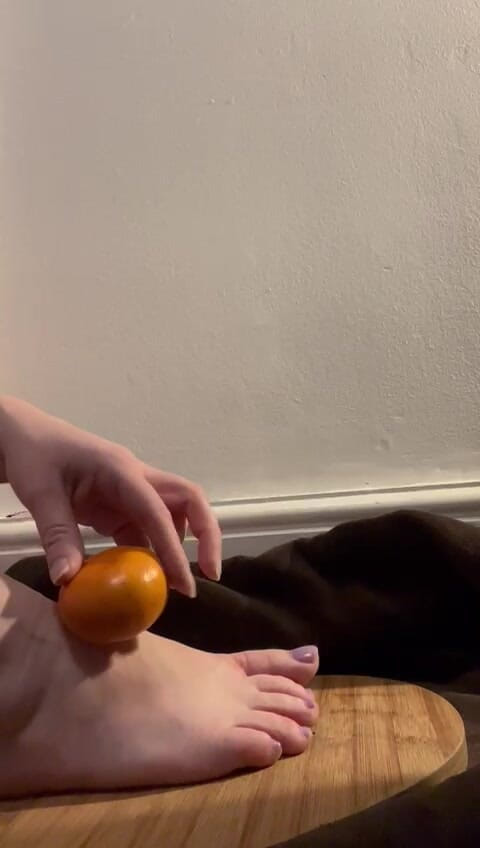 MeandMrs: 裸足の押しつぶしとオレンジ