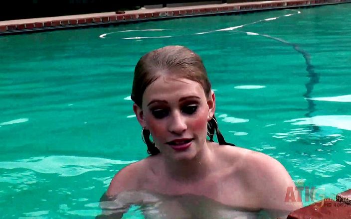 ATKIngdom: Alli一边聊天一边赤身裸体跳到游泳池里
