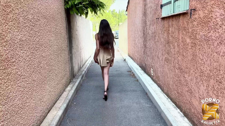 Porno Baguette: Lola, tipă tânără, vrea un sex în trei sexy