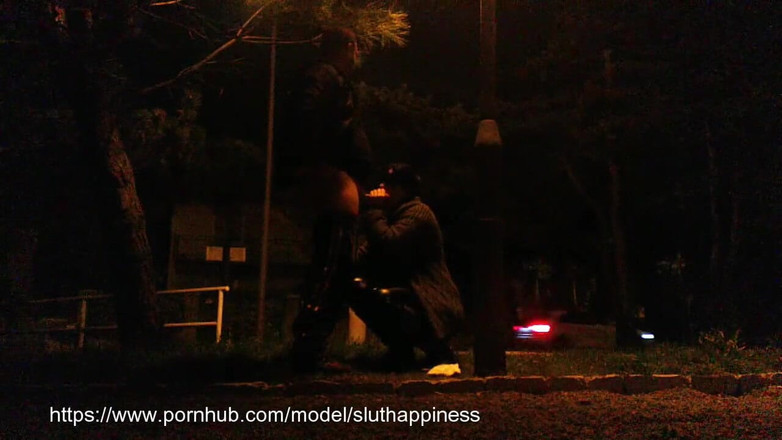 Toilet Mommy: Ella bebe orina y semen en un parque público mientras...