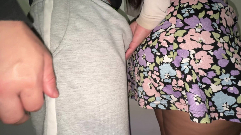 CoupleOfHotSins: Nieznajomy Dotyka Kutasem Spódnicy Nieznajomego, a Ona to Lubi