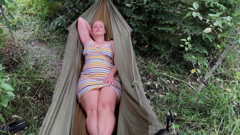 Nerdy Nympho: Loira com tesão esfrega sua buceta molhada em acampamento ocupado