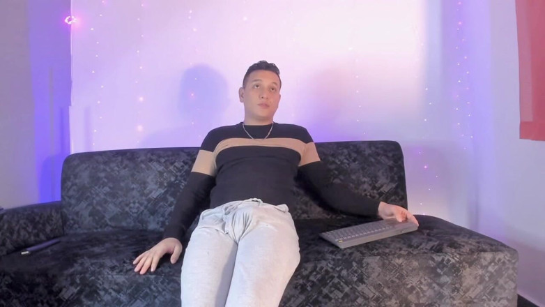 Tomas Styl: Latino își arată burtica pe cameră, sub hanoracul gri