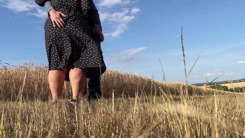 OurFetishLife: 자연에서 내 자지를 따먹는 동안 법의 무거운 엉덩이에 내 어머니를 붙잡고