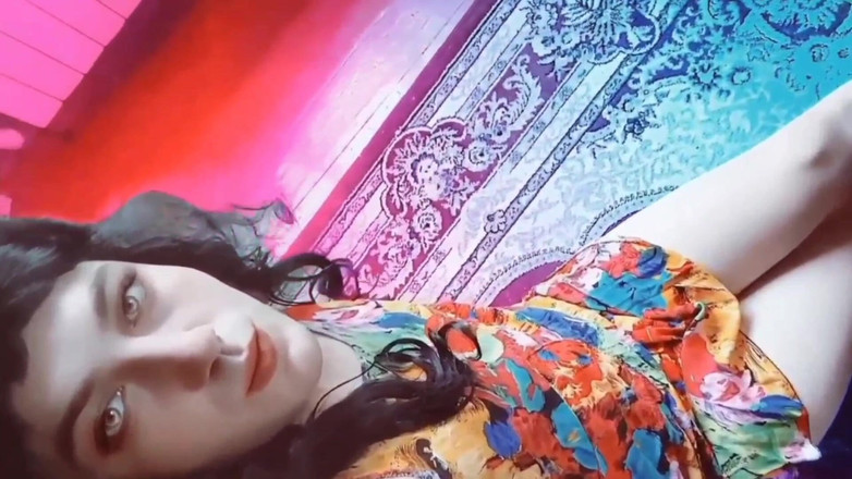 Kitty_Cross: Мила фембоя тягне негабаритний светр на голі ноги