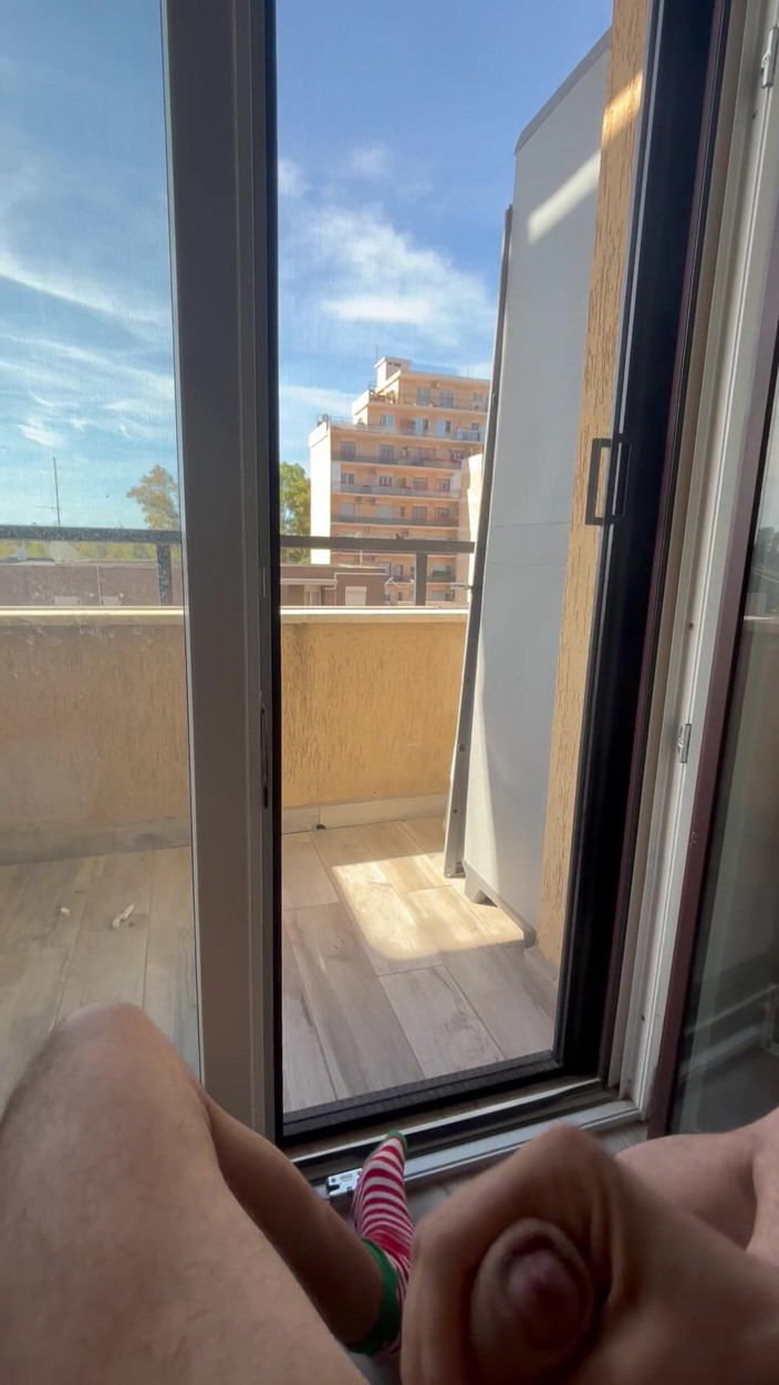 IvoFlair: Să ejaculeze de pe balcon aproape prins de vecini