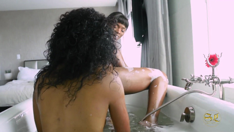 Sinful lesbian: Ebony bath