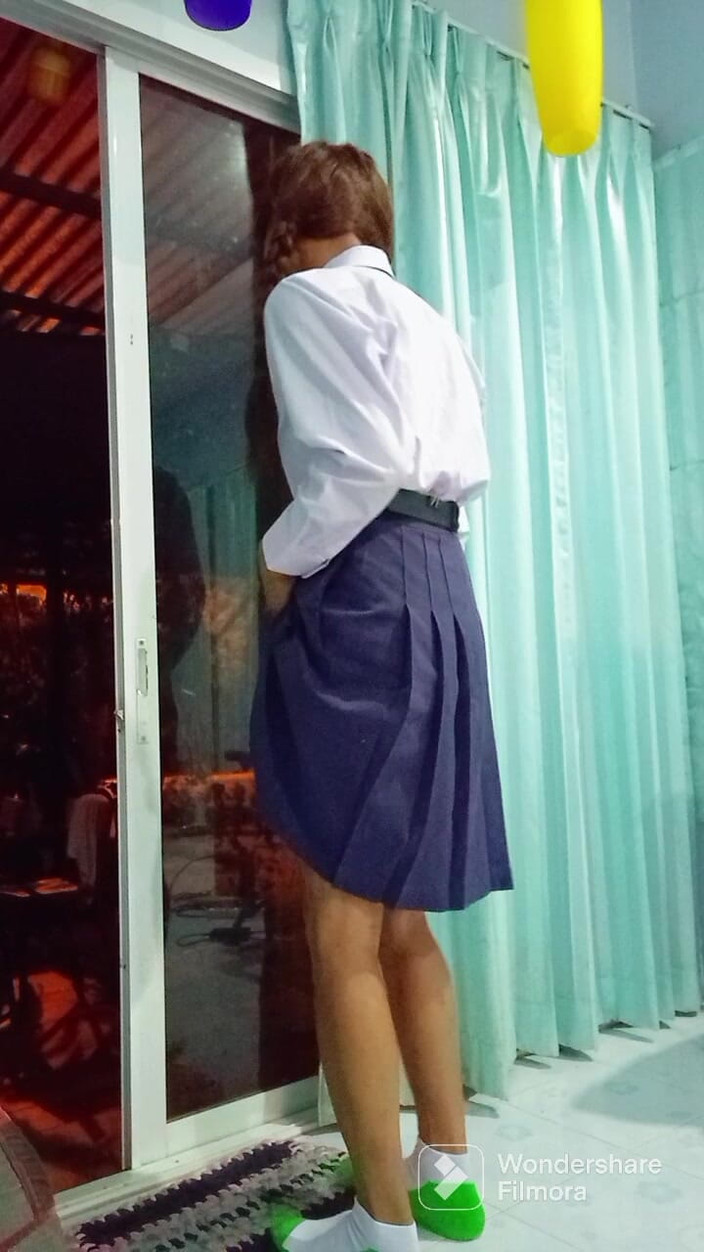 Menaiisd: Yaramaz öğrenciler sokağın ortasında oynuyor.