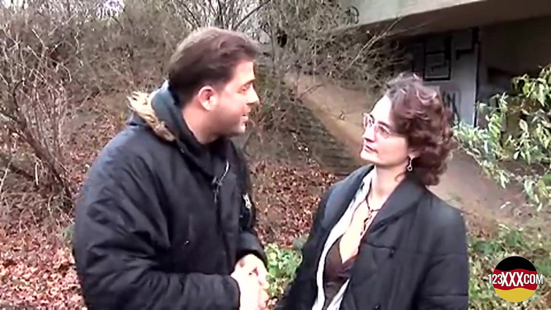 123XXX - Fucked Amateurs in Germany!: Старша жінка приймає пропозицію для сексу на публіці